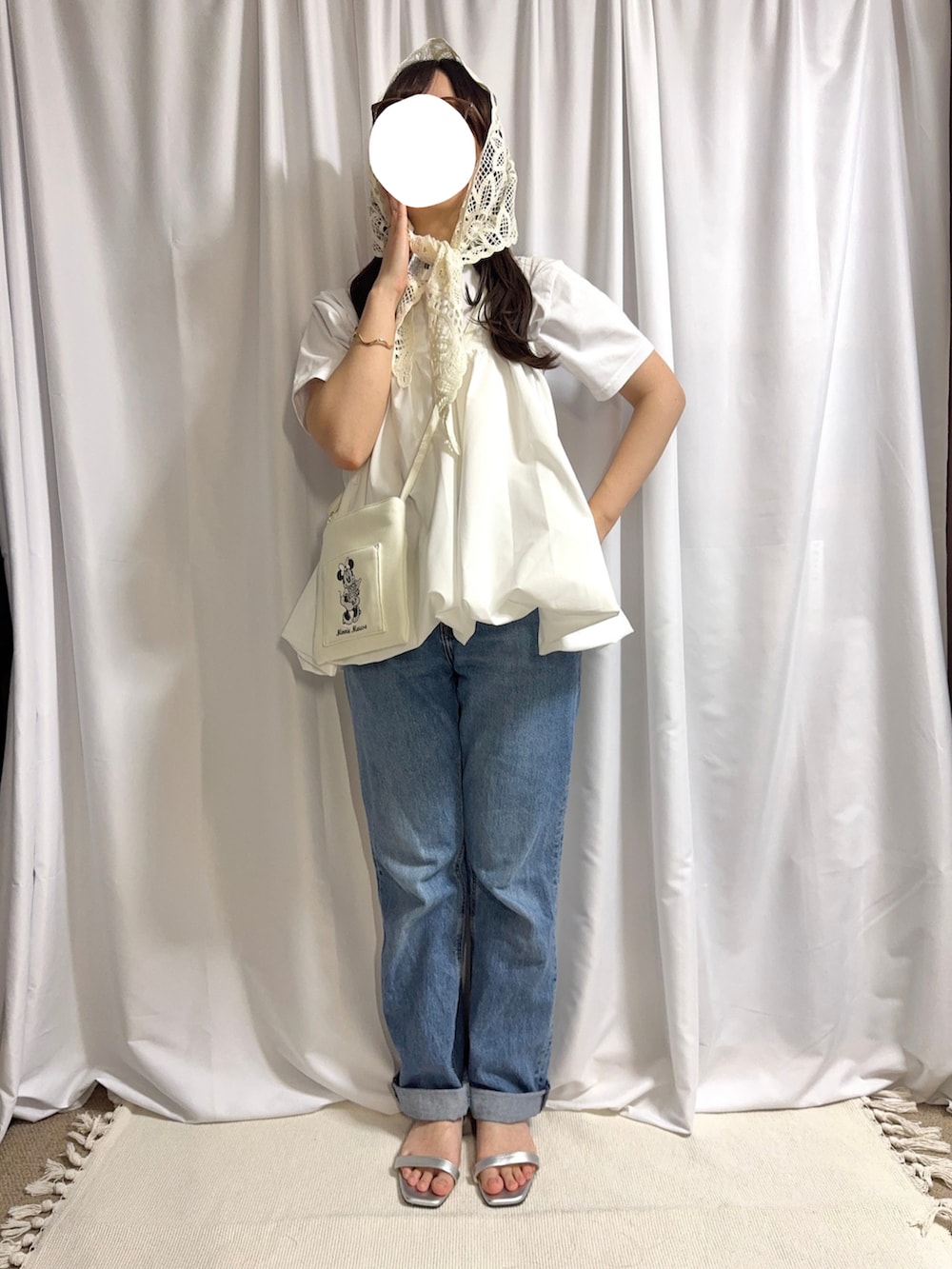 「オトナカジュアル、キレイめコーデ、レディースファッション、夏だ！Tシャツ着よう！、白シャツ、白Tシャツ、ビスチェ、バルーンシルエット、バルーントップス、ビスチェ×デニム、デニムパンツ、サングラス、サンダル、スカーフ」｜「KOBE LETTUCEの[選べる2タイプ]我慢不要のクッション入りフラット華奢サンダル（サンダル、シルバー系）」を使った、rannpu_tさん（レディース・155cm）の春コーディネートの5枚目の写真