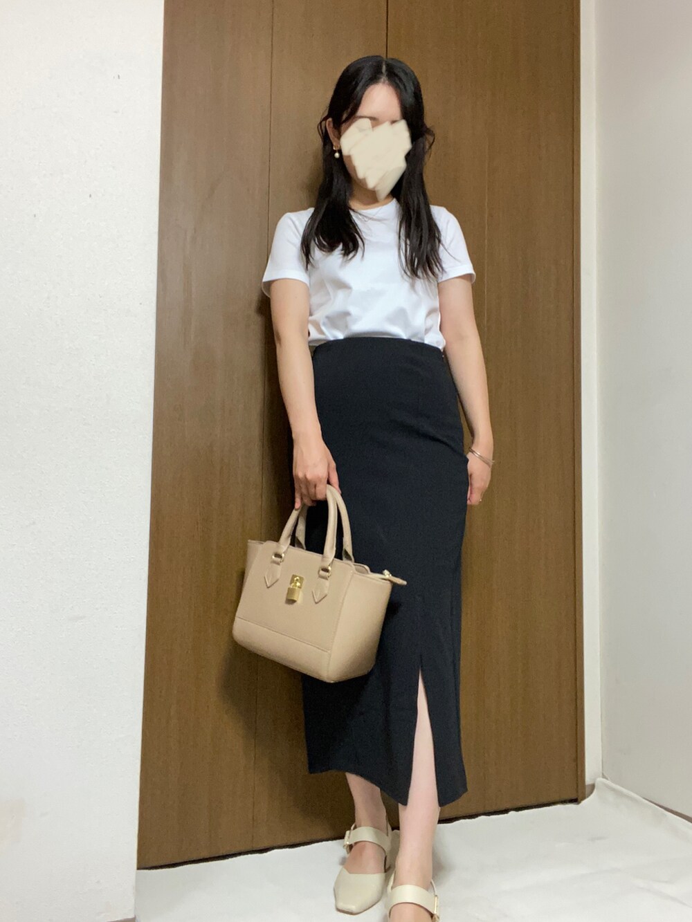 「夏服、夏コーデ、キレイめカジュアル、大人女子、オトナ女子、大人コーデ、おでかけコーデ、プチプラコーデ、プチプラ、低身長コーデ、みんなの白Tフェス、白Tシャツ、タイトスカート」｜「ORiental TRafficのスクエアトゥバックルベルトパンプス/21109（パンプス、ホワイト系）」を使った、rannpu_tさん（レディース・155cm）の夏コーディネートの2枚目の写真