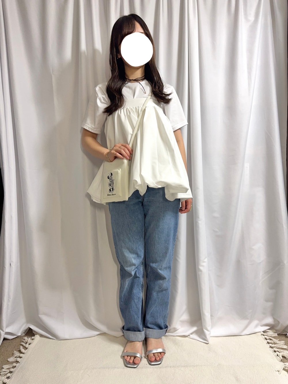 「オトナカジュアル、キレイめコーデ、レディースファッション、夏だ！Tシャツ着よう！、白シャツ、白Tシャツ、ビスチェ、バルーンシルエット、バルーントップス、ビスチェ×デニム、デニムパンツ、サングラス、サンダル、スカーフ」｜「KOBE LETTUCEの[選べる2タイプ]我慢不要のクッション入りフラット華奢サンダル（サンダル、シルバー系）」を使った、rannpu_tさん（レディース・155cm）の春コーディネートの3枚目の写真