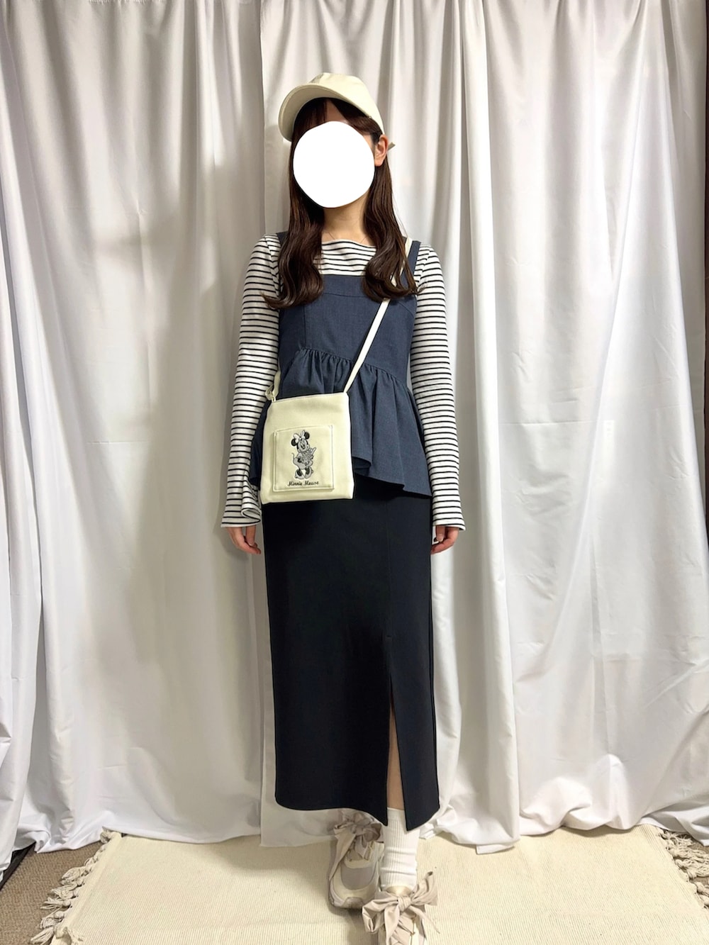 「春めき満開コーデ、春服コーデ、ラフコーデ、きれいめコーデ、キレイめカジュアル、カジュアルコーデ、スニーカーコーデ、キャップ、キャップ女子、ビスチェ、ボーダー、タイトスカート、ショルダーバッグ、155㎝コーデ、低身長女子」｜「GRLのアイテム（スニーカー、ベージュ系）」を使った、rannpu_tさん（レディース・155cm）の春コーディネートの2枚目の写真