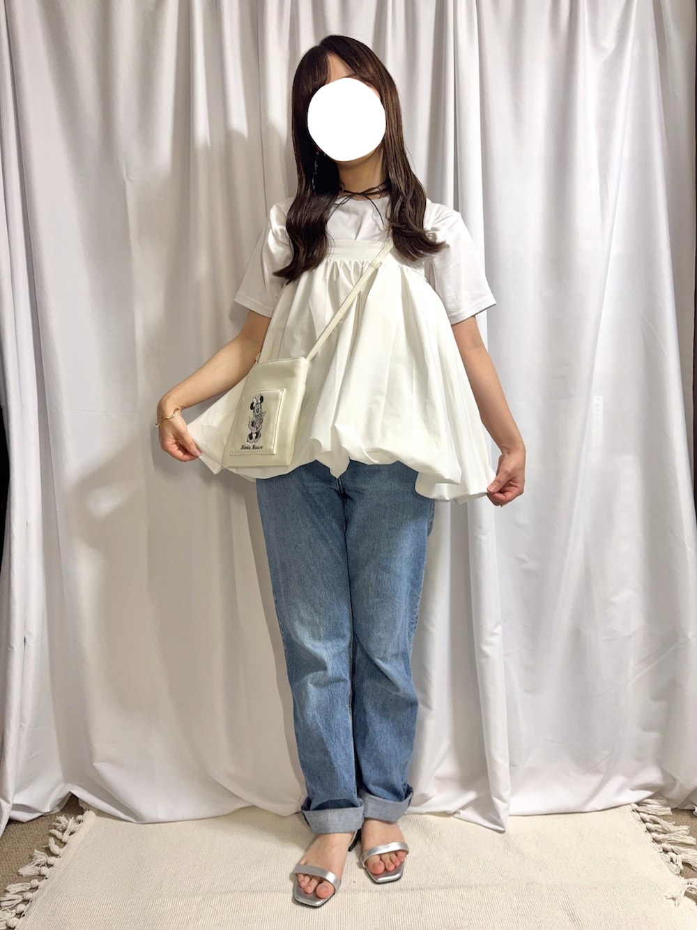「オトナカジュアル、キレイめコーデ、レディースファッション、夏だ！Tシャツ着よう！、白シャツ、白Tシャツ、ビスチェ、バルーンシルエット、バルーントップス、ビスチェ×デニム、デニムパンツ、サングラス、サンダル、スカーフ」｜「KOBE LETTUCEの[選べる2タイプ]我慢不要のクッション入りフラット華奢サンダル（サンダル、シルバー系）」を使った、rannpu_tさん（レディース・155cm）の春コーディネートの4枚目の写真