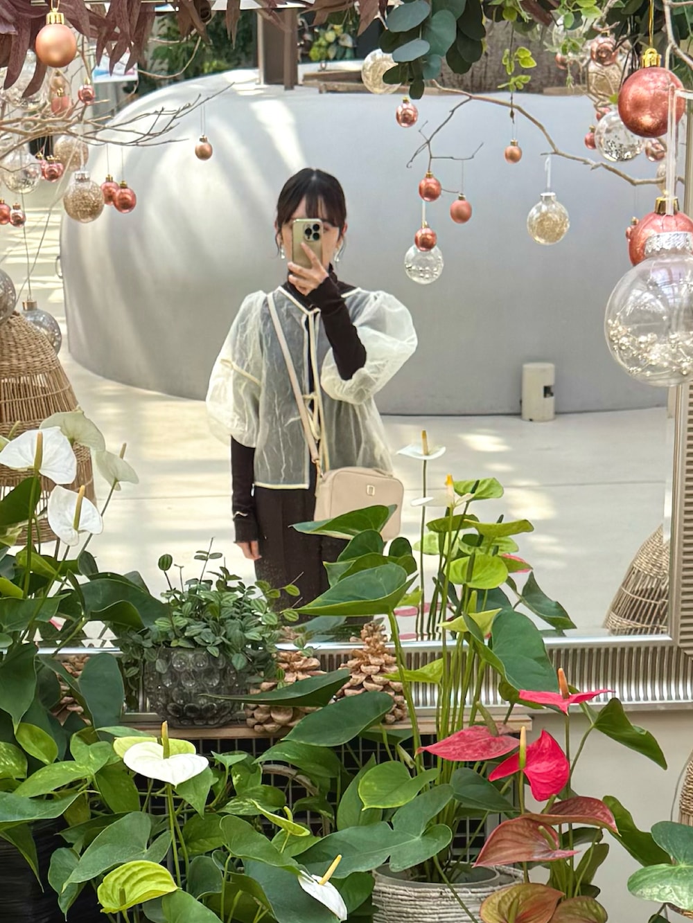 「春めき満開コーデ、大人コーデ、大人可愛い、大人女子、オトナ女子、きれいめコーディネート、低身長女子、155㎝コーデ、レイヤードコーデ、シアーシャツ、ブラウン、パンツスタイル、パンツコーデ、おしゃれさんと繋がりたい」｜「JUNOAHのワッシャーシアー2wayリボンブラウス（シャツ/ブラウス、ベージュ系）」を使った、rannpu_tさん（レディース・155cm）の春コーディネートの5枚目の写真