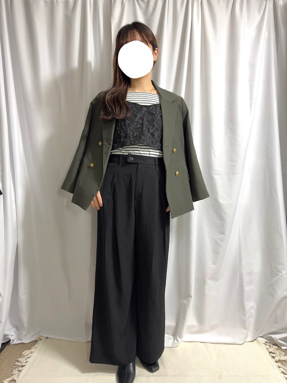 「春、春ファッション、大人女子、大人コーデ、低身長女子、155㎝コーデ、テーラードジャケット、ボーダー、ボーダートップス、ビスチェ、ワイドパンツ、ブーツ、ブラック」｜「Mila Owenの金釦2サイズダブルブレザージャケット（テーラードジャケット、グリーン系）」を使った、rannpu_tさん（レディース・155cm）の春コーディネートの3枚目の写真