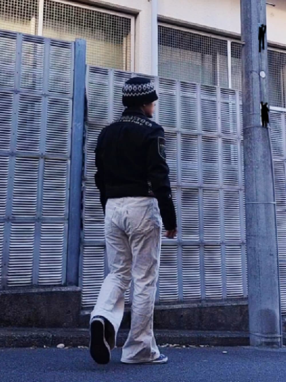 ホワイト系のデニムパンツ、グレー系のブルゾン、グレー系のスニーカーを着用したメンズの冬コーディネートの4枚目の写真