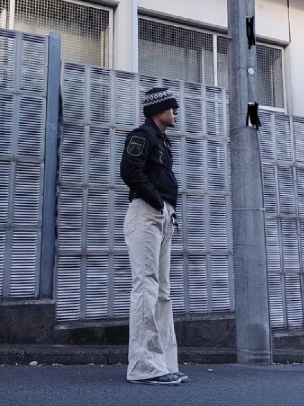 ホワイト系のデニムパンツ、グレー系のブルゾン、グレー系のスニーカーを着用したメンズの冬コーディネートの3枚目の写真