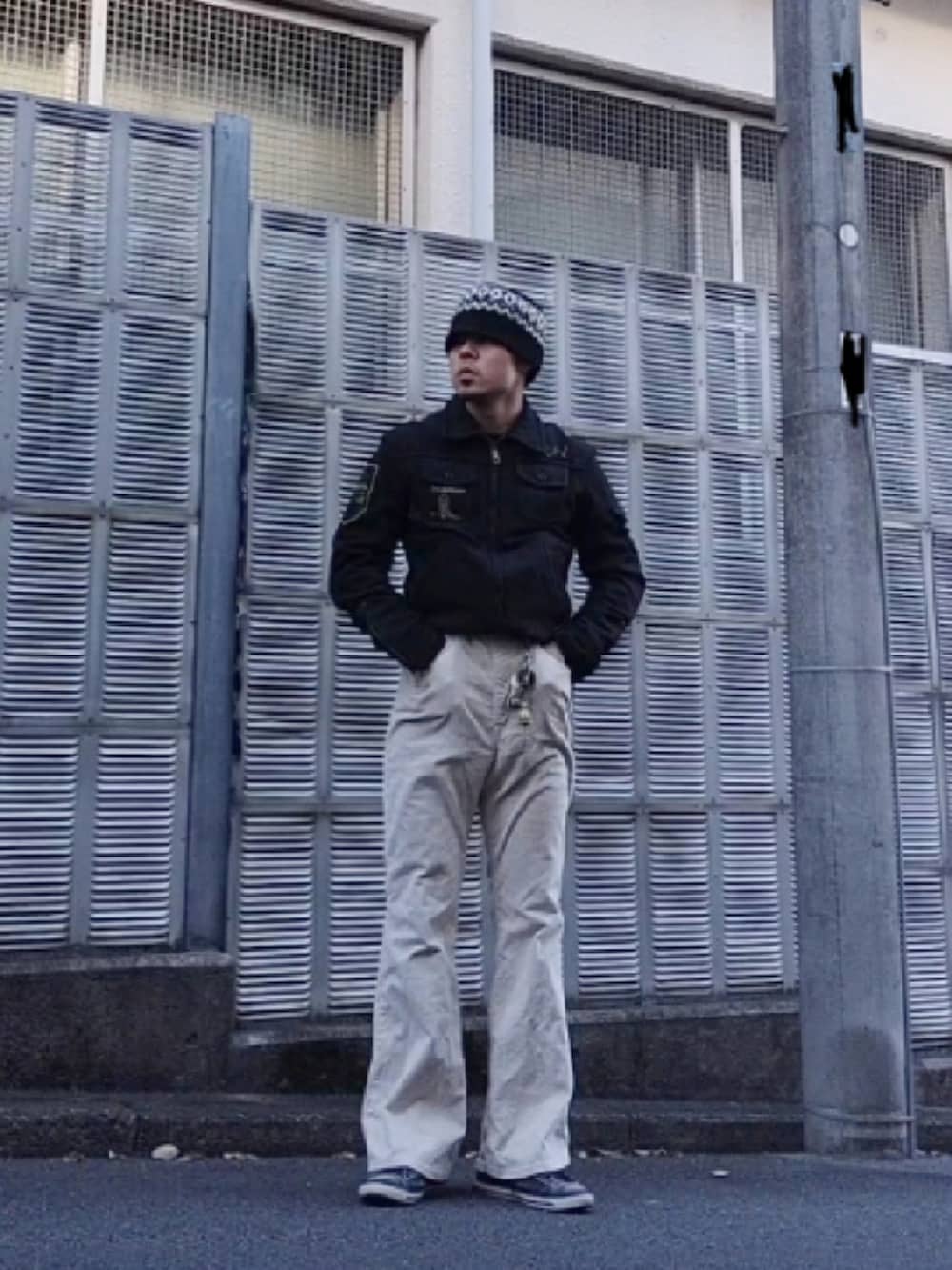 ホワイト系のデニムパンツ、グレー系のブルゾン、グレー系のスニーカーを着用したメンズの冬コーディネートの2枚目の写真