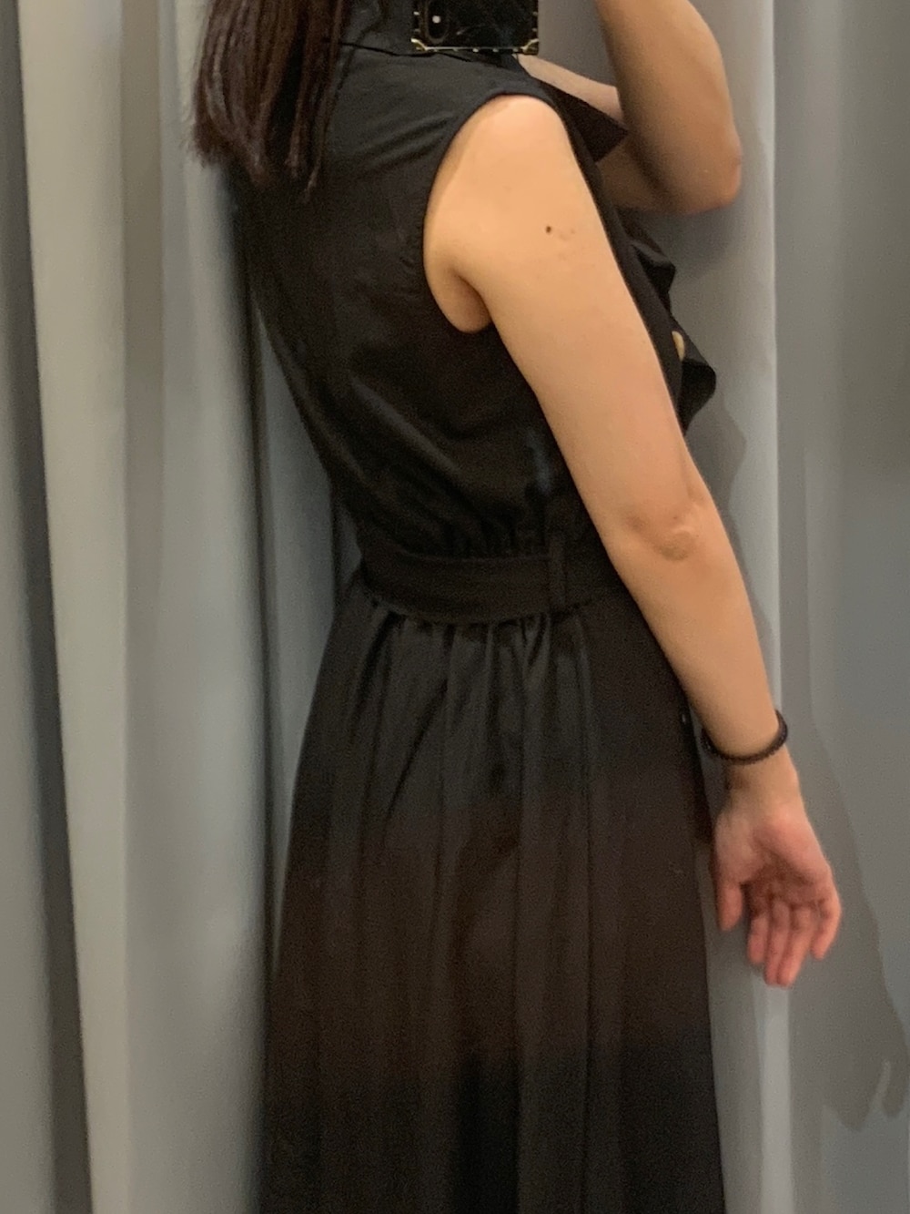 ブラック系のワンピース、ブラック系のサンダルを着用したレディースの夏コーディネートの3枚目の写真