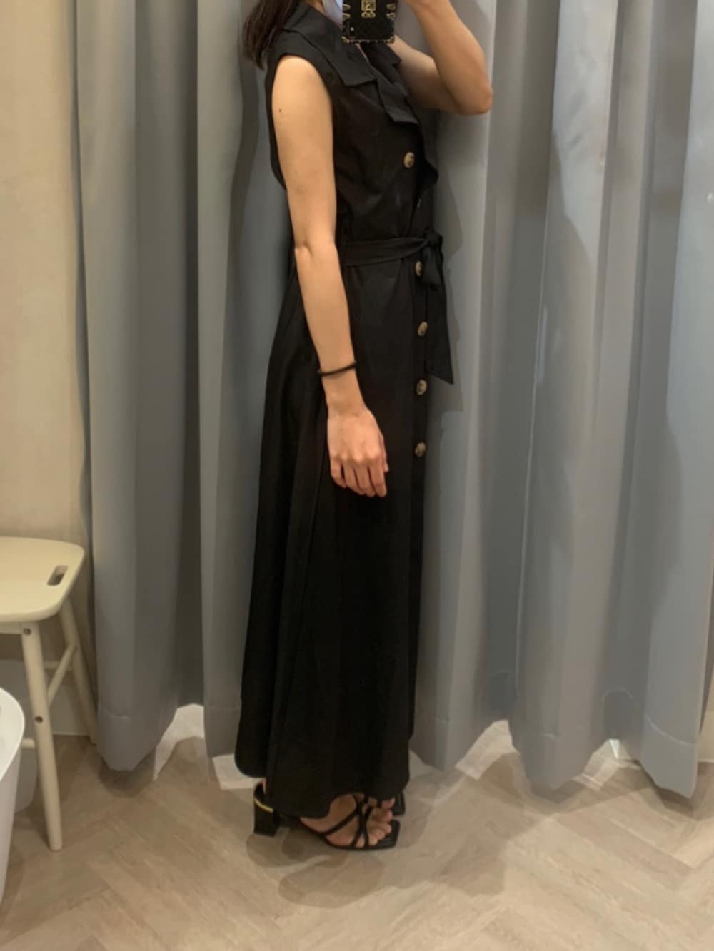 ブラック系のワンピース、ブラック系のサンダルを着用したレディースの夏コーディネートの2枚目の写真