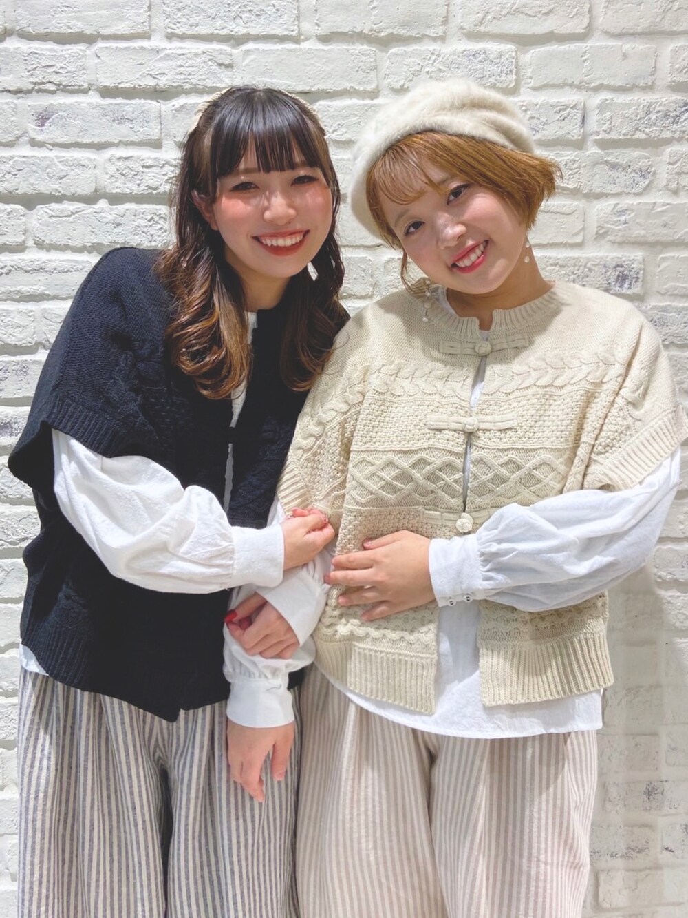 「ブラック、ホワイト、年始コーデ、ニットベスト、チャイナボタン、肩落ち、ショート丈、ブラウス、バルーンパンツ、ストライプ、シルエット、Samansa Mos2、サマンサ モスモス(Samansa Mos2)、SM2」|「Samansa Mos2の中ボアコンフォートサンダル(サンダル、ベージュ系)」を使った、き む ら ゆ りさん(レディース・152cm)の冬コーディネートの2枚目の写真