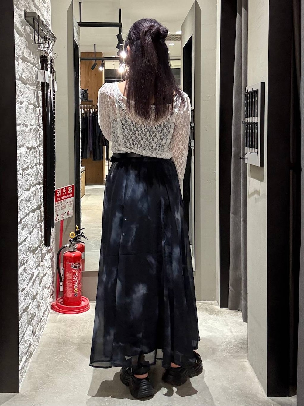 ブラック系のスカート、ホワイト系のシャツ/ブラウス、ブラック系のキャミソールを着用したレディースの夏コーディネートの3枚目の写真