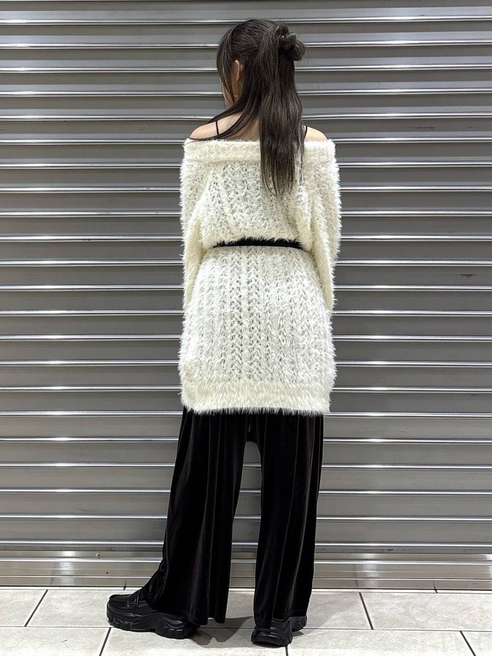 ブラウン系のその他パンツ、ホワイト系のワンピース、ブラウン系のボストンバッグを着用したレディースの冬コーディネートの4枚目の写真