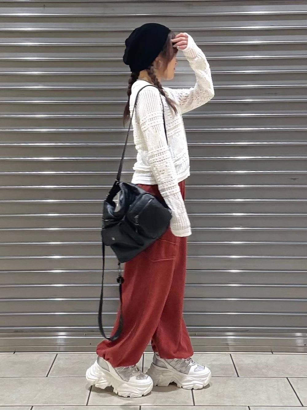 ホワイト系のスニーカー、ホワイト系のキャミソール、ブラック系のショルダーバッグを着用したレディースの春コーディネートの2枚目の写真