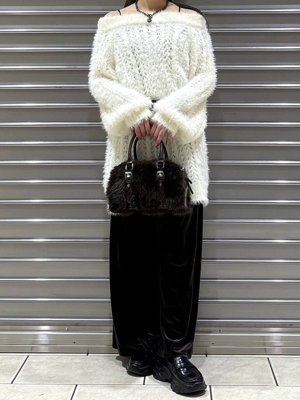 ブラウン系のその他パンツ、ホワイト系のワンピース、ブラウン系のボストンバッグを着用したレディースの冬コーディネートの3枚目の写真