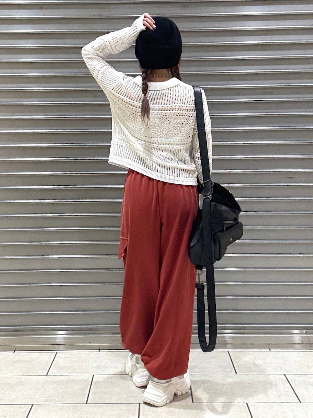 ホワイト系のスニーカー、ホワイト系のキャミソール、ブラック系のショルダーバッグを着用したレディースの春コーディネートの3枚目の写真