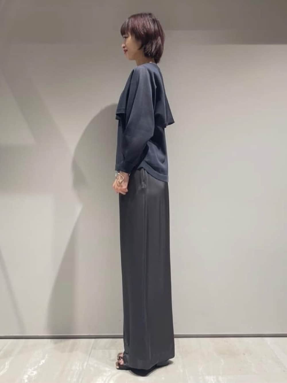 グレー系のその他パンツ、グレー系のニット/セーター、シルバー系のバングル/リストバンドを着用したレディースの春コーディネートの8枚目の写真