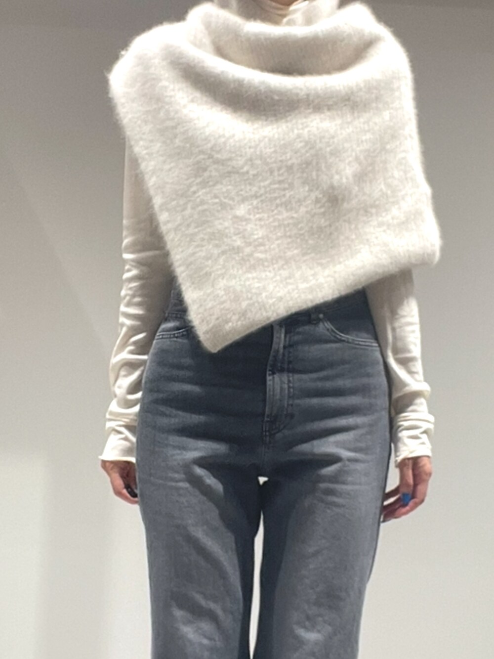 ベージュ系のその他トップス、グレー系のその他パンツ、ホワイト系のTシャツ/カットソーを着用したレディースの秋コーディネートの3枚目の写真