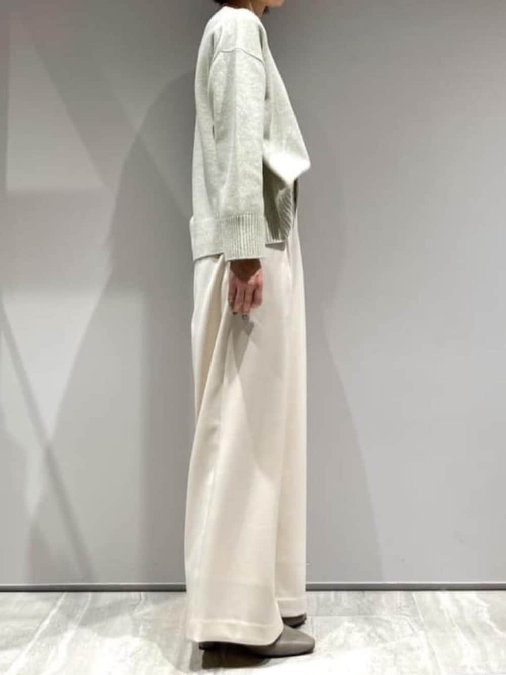 ホワイト系のその他パンツ、グリーン系のニット/セーター、ホワイト系のショルダーバッグを着用したレディースの冬コーディネートの5枚目の写真