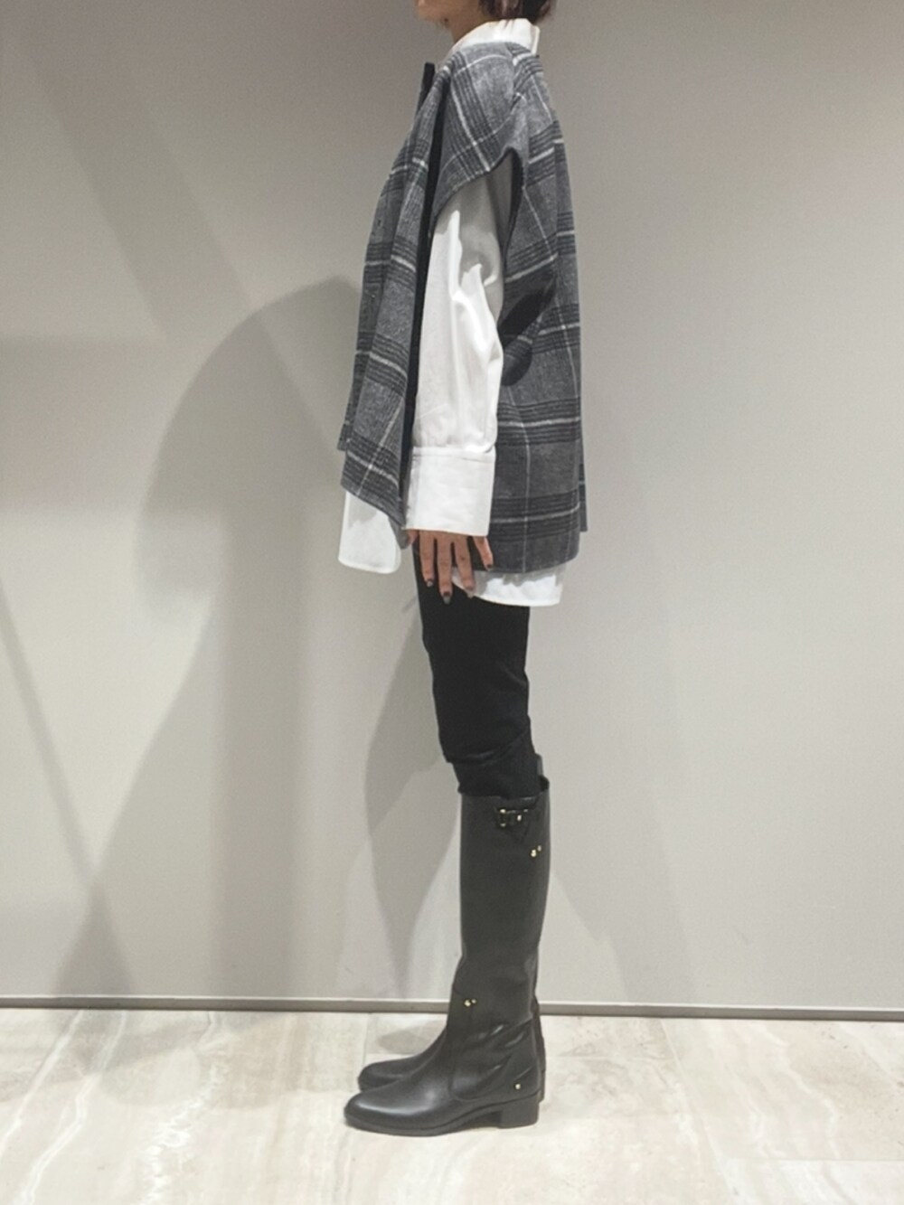 グリーン系のショルダーバッグ、その他のポンチョ、ホワイト系のシャツ/ブラウスを着用したレディースの秋コーディネートの4枚目の写真