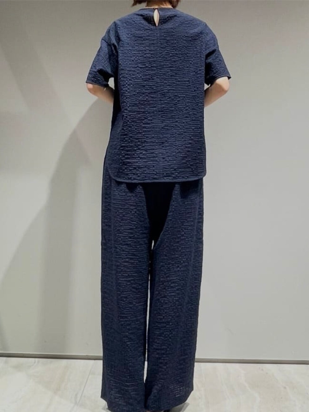 ブルー系のその他パンツ、ブルー系のTシャツ/カットソー、シルバー系のネックレスを着用したレディースの夏コーディネートの6枚目の写真