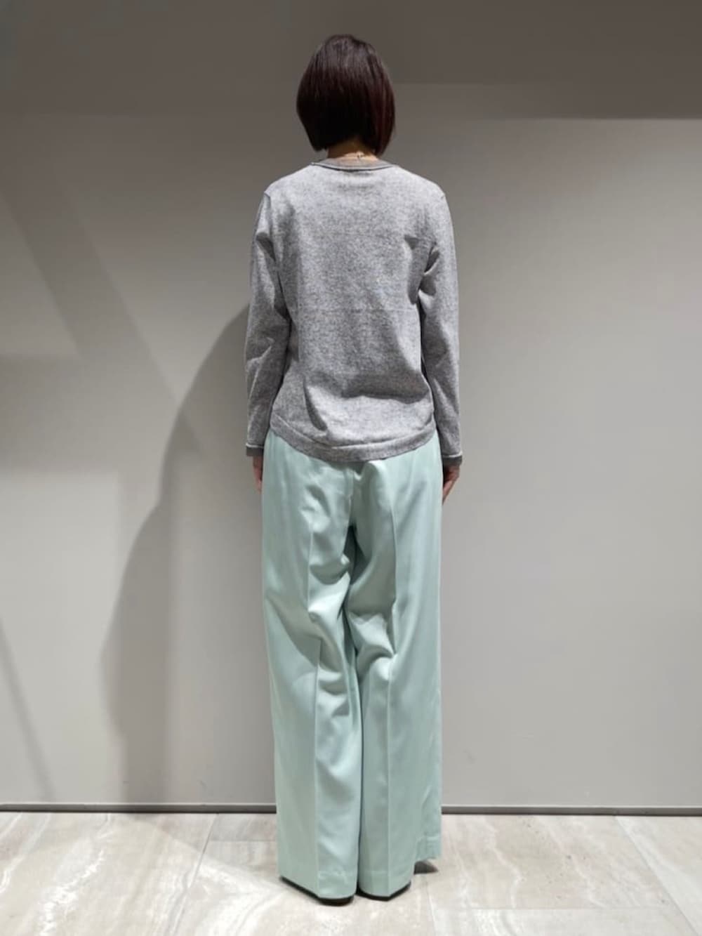 グリーン系のその他パンツ、グレー系のニット/セーター、グレー系のカーディガン/ボレロを着用したレディースの冬コーディネートの7枚目の写真
