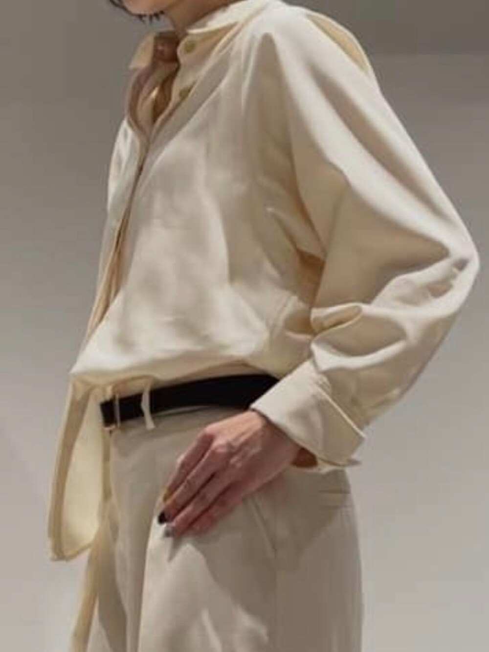 ホワイト系のその他パンツ、ホワイト系のシャツ/ブラウス、ホワイト系のタンクトップを着用したレディースの春コーディネートの3枚目の写真