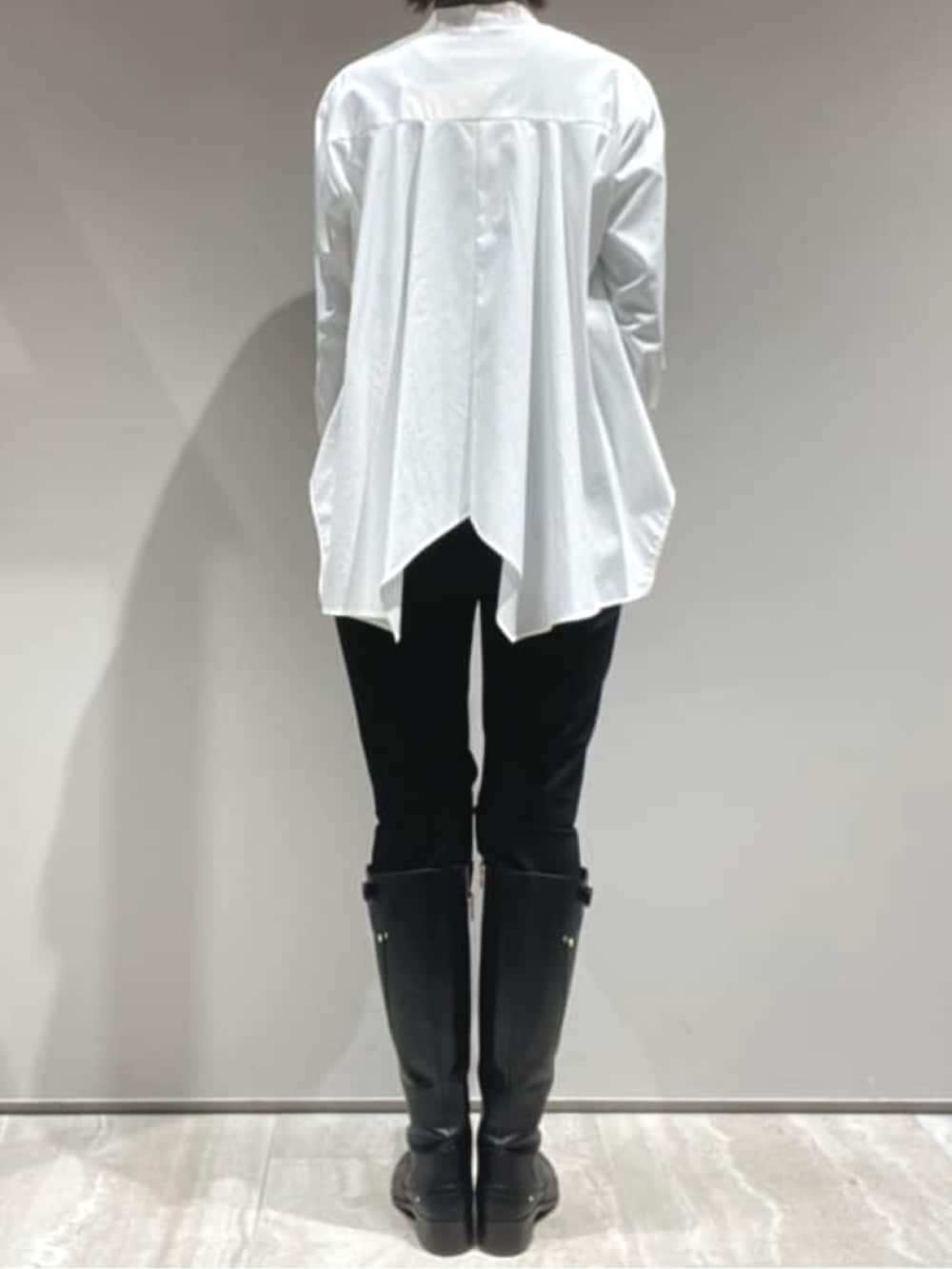 ブラック系のその他パンツ、グレー系のニット/セーター、ホワイト系のシャツ/ブラウスを着用したレディースの秋コーディネートの9枚目の写真