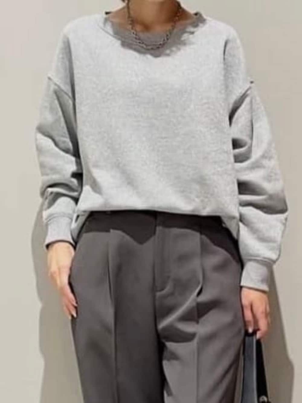 グレー系のその他パンツ、グレー系のTシャツ/カットソー、シルバー系のネックレスを着用したレディースの秋コーディネートの4枚目の写真