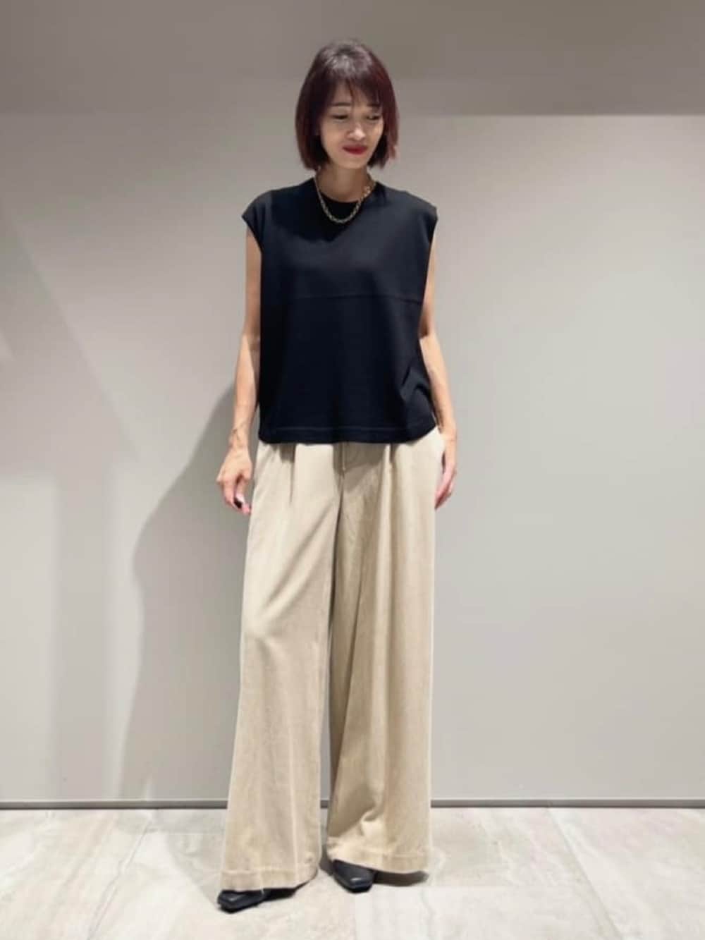 ベージュ系のその他パンツ、ブラック系のニット/セーター、ブラック系のブルゾンを着用したレディースの秋コーディネートの2枚目の写真