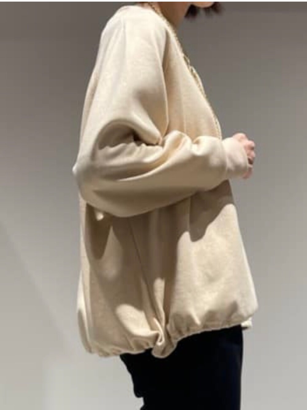 ブラック系のその他パンツ、ブラック系のダウンジャケット/コート、ベージュ系のスウェットを着用したレディースの冬コーディネートの10枚目の写真