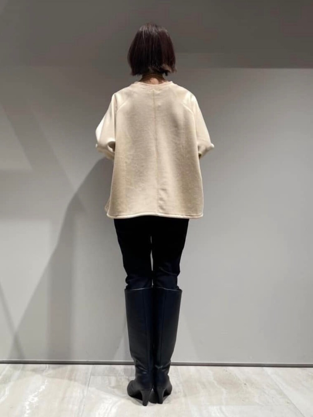 ブラック系のその他パンツ、ブラック系のダウンジャケット/コート、ベージュ系のスウェットを着用したレディースの冬コーディネートの8枚目の写真