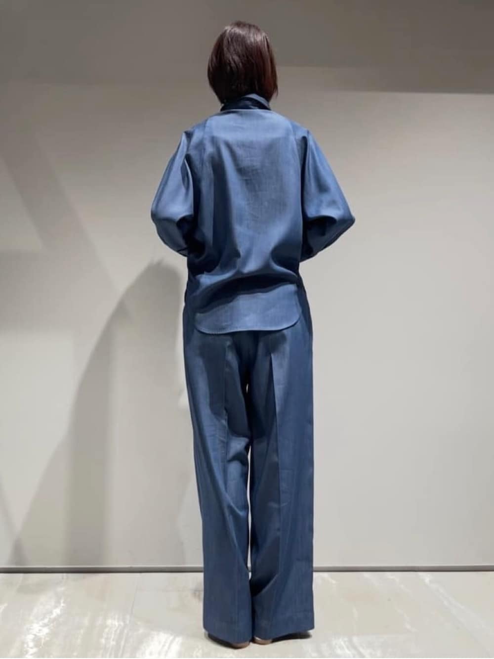 ブルー系のその他パンツ、ホワイト系のタンクトップ、ブルー系のシャツ/ブラウスを着用したレディースの冬コーディネートの6枚目の写真