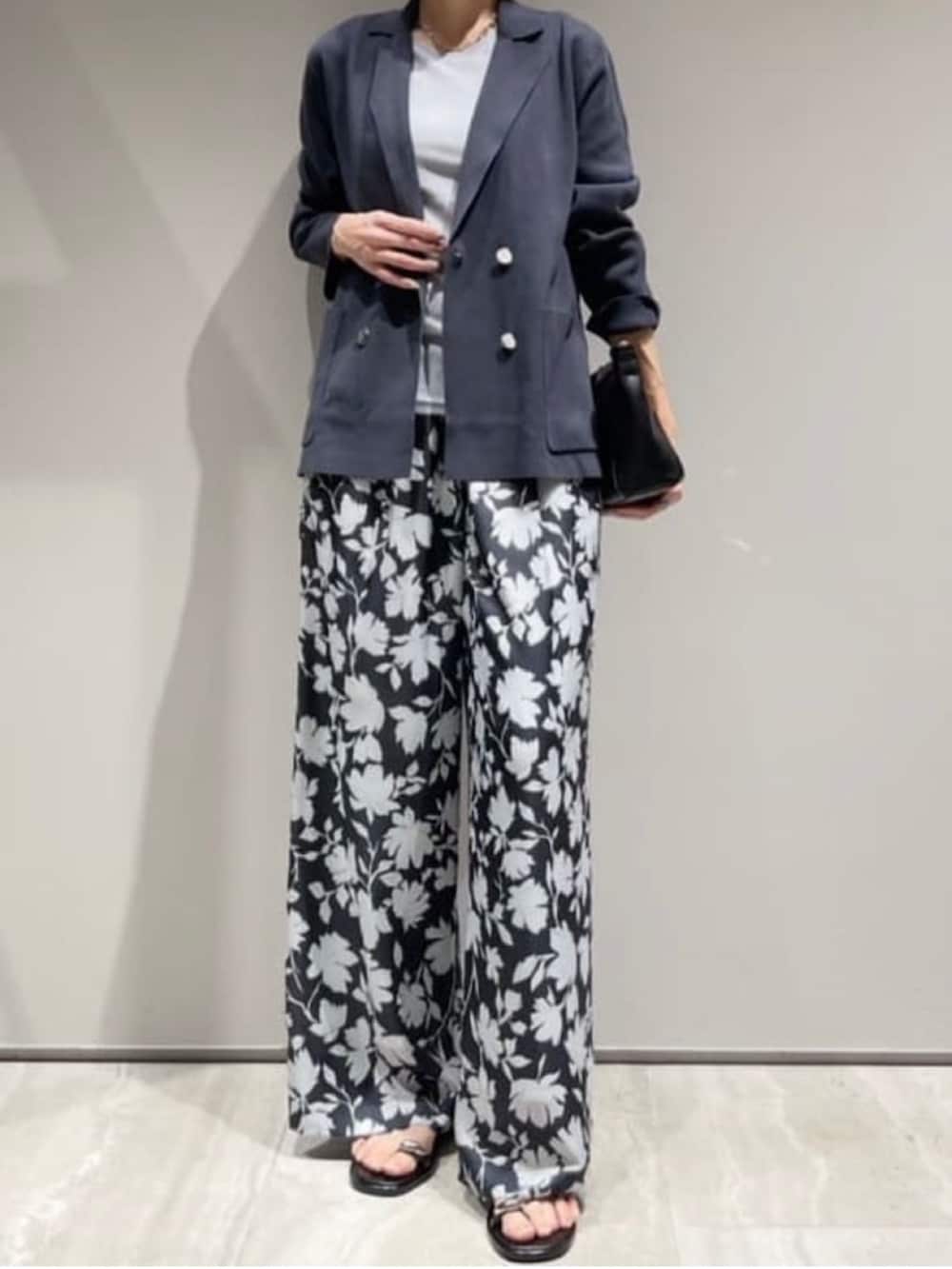 グレー系のその他パンツ、グレー系のテーラードジャケット、グレー系のTシャツ/カットソーを着用したレディースの冬コーディネートの2枚目の写真