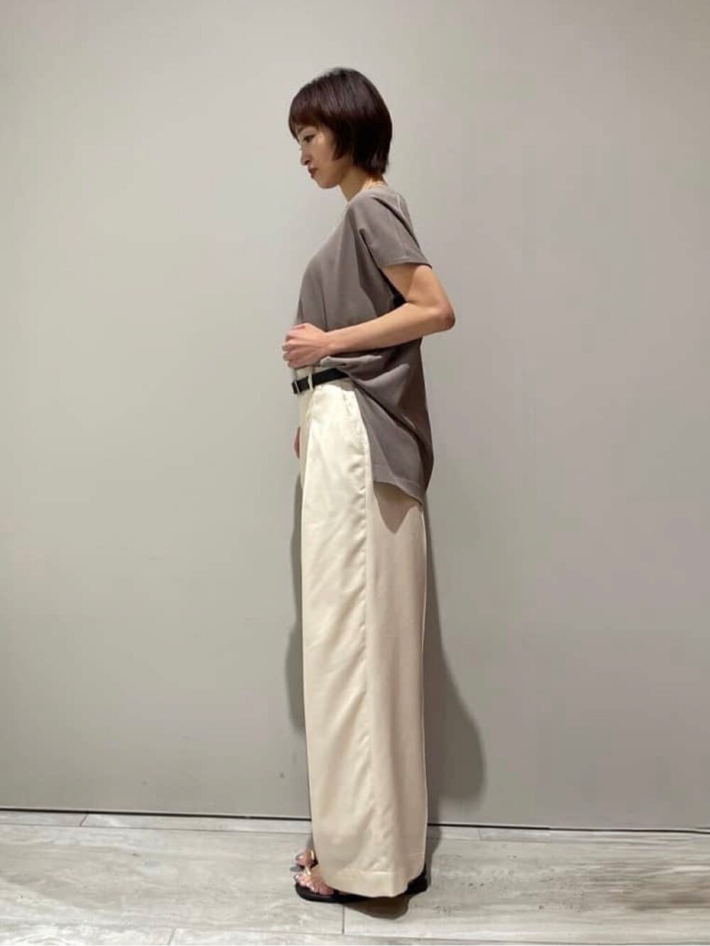 ホワイト系のその他パンツ、グレー系のニット/セーター、ブラック系のショルダーバッグを着用したレディースの春コーディネートの7枚目の写真