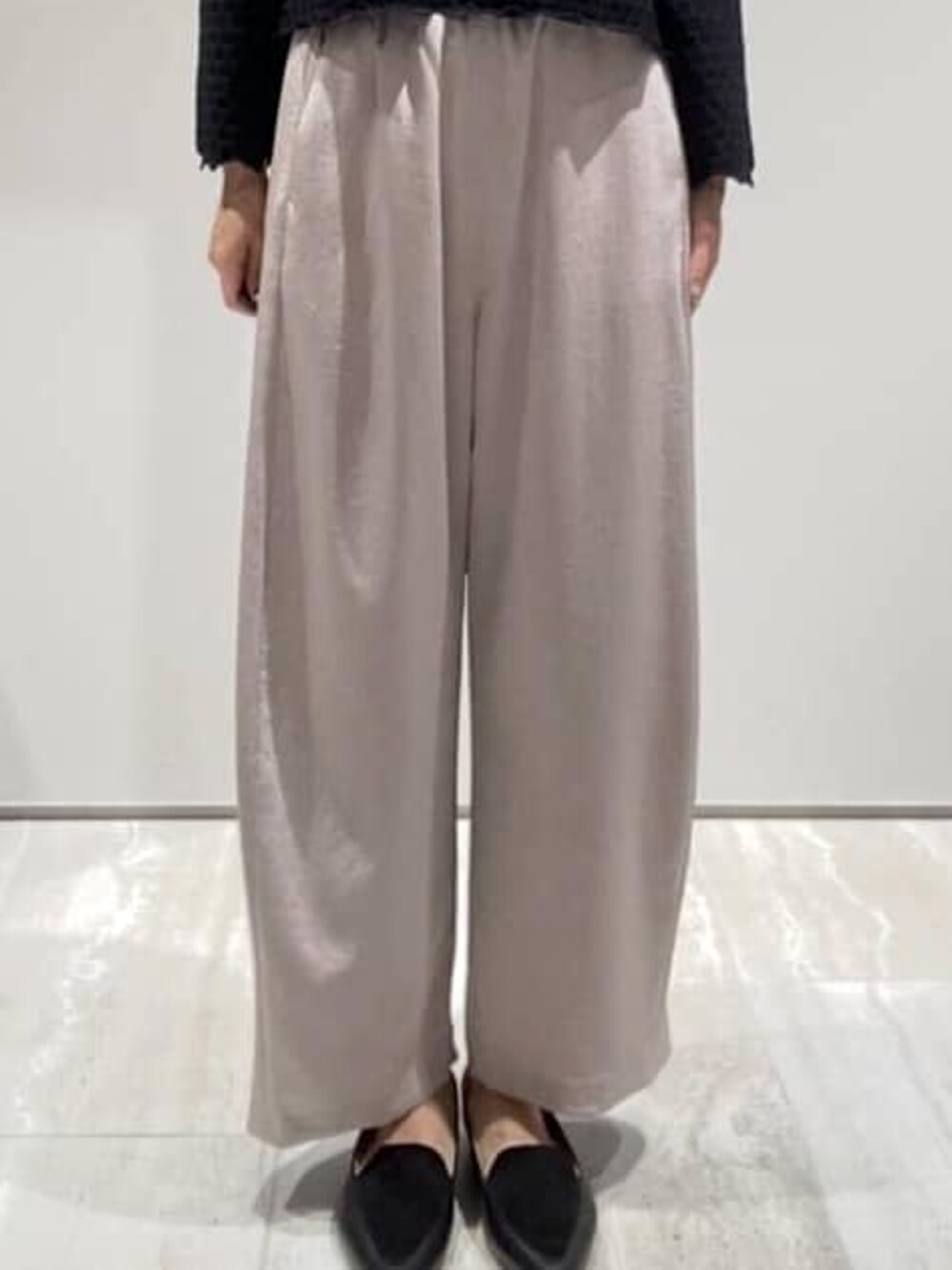 ブラック系のニット/セーター、ピンク系のその他パンツ、ゴールド系のネックレスを着用したレディースの秋コーディネートの5枚目の写真