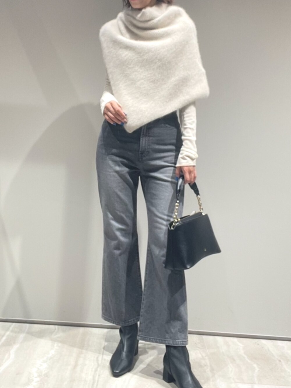 ベージュ系のその他トップス、グレー系のその他パンツ、ホワイト系のTシャツ/カットソーを着用したレディースの秋コーディネートの2枚目の写真