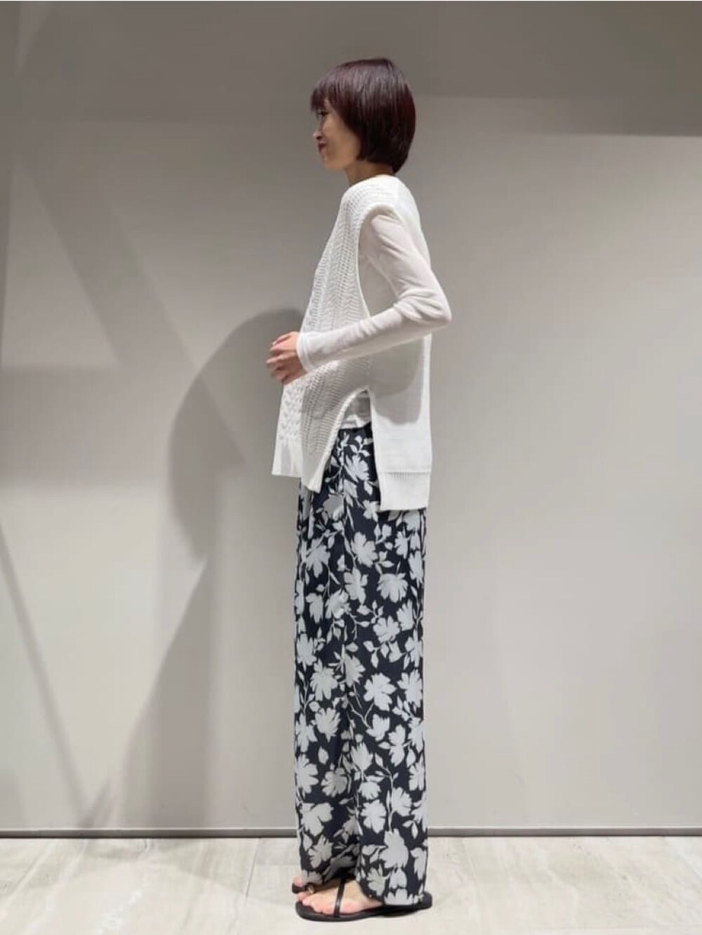 ホワイト系のTシャツ/カットソー、グレー系のその他パンツ、ホワイト系のニット/セーターを着用したレディースの冬コーディネートの5枚目の写真