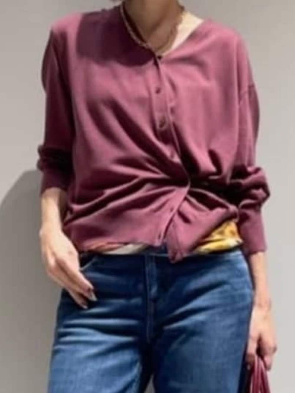 ブルー系のデニムパンツ、レッド系のカーディガン/ボレロ、ゴールド系のネックレスを着用したレディースの秋コーディネートの4枚目の写真