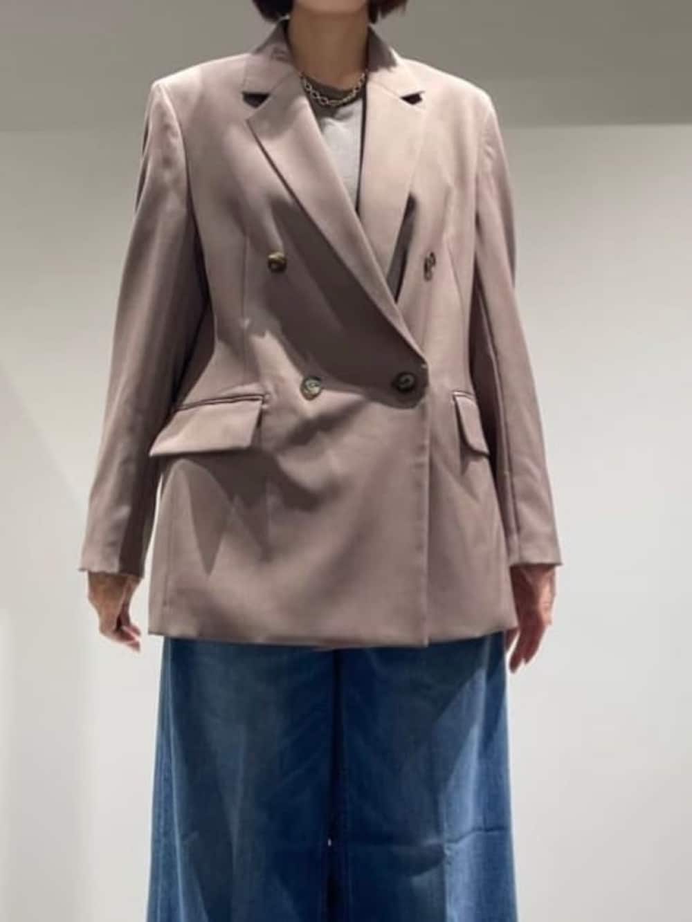 ブラウン系のテーラードジャケット、その他のTシャツ/カットソー、ブルー系のデニムパンツを着用したレディースの秋コーディネートの3枚目の写真