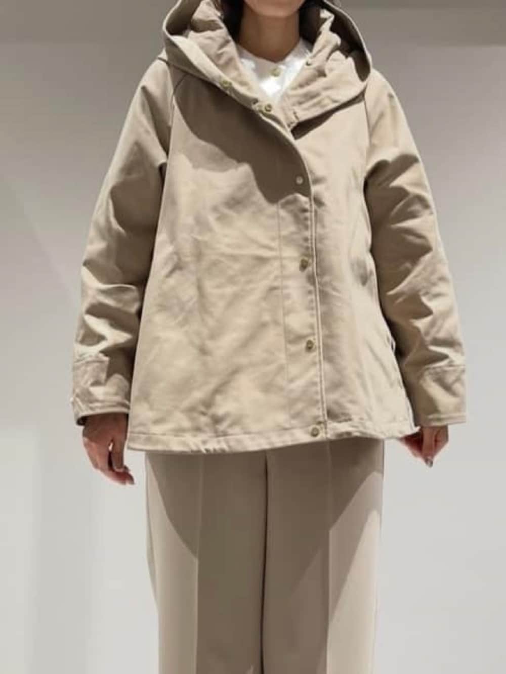 ベージュ系のブルゾン、ホワイト系のカーディガン/ボレロ、ベージュ系のその他パンツを着用したレディースの冬コーディネートの2枚目の写真