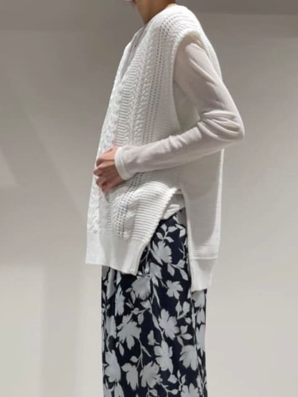 ホワイト系のTシャツ/カットソー、グレー系のその他パンツ、ホワイト系のニット/セーターを着用したレディースの冬コーディネートの3枚目の写真