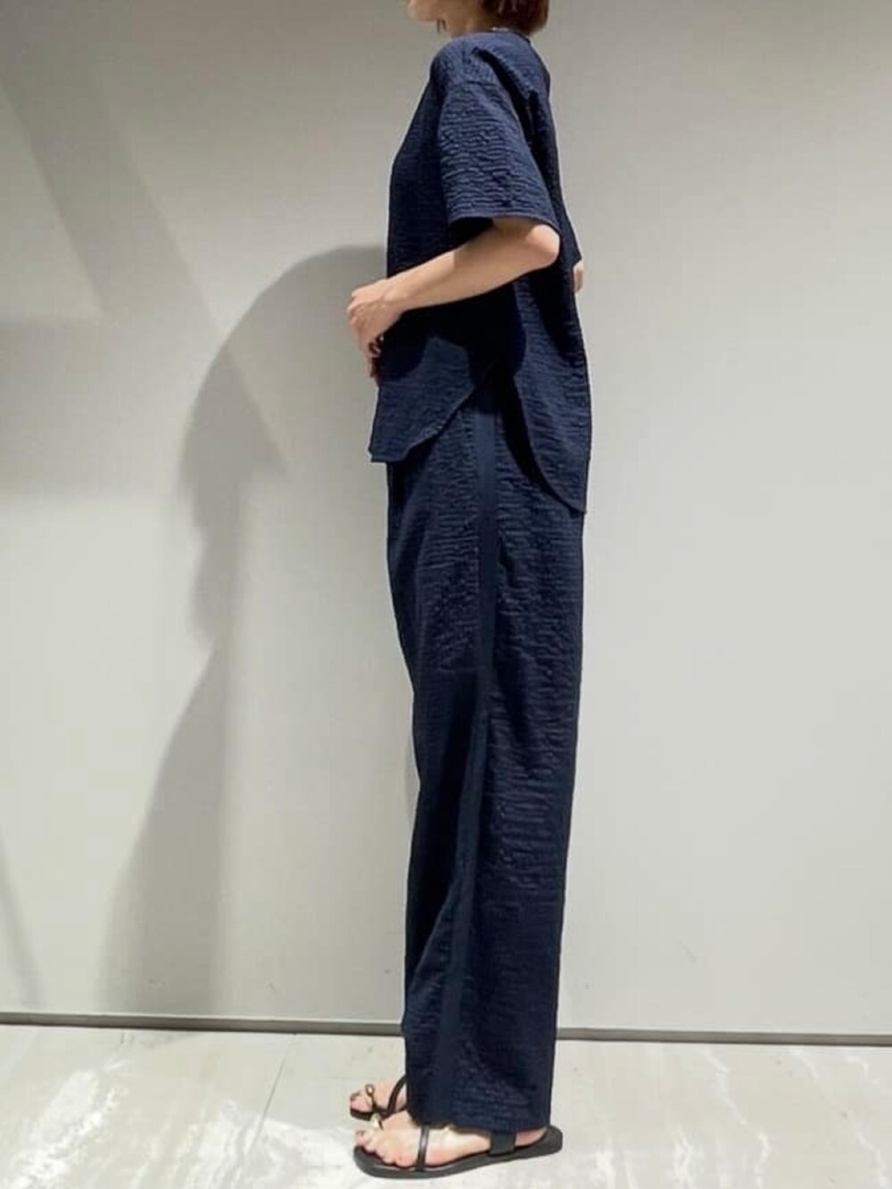 ブルー系のその他パンツ、ブルー系のTシャツ/カットソー、シルバー系のネックレスを着用したレディースの夏コーディネートの5枚目の写真