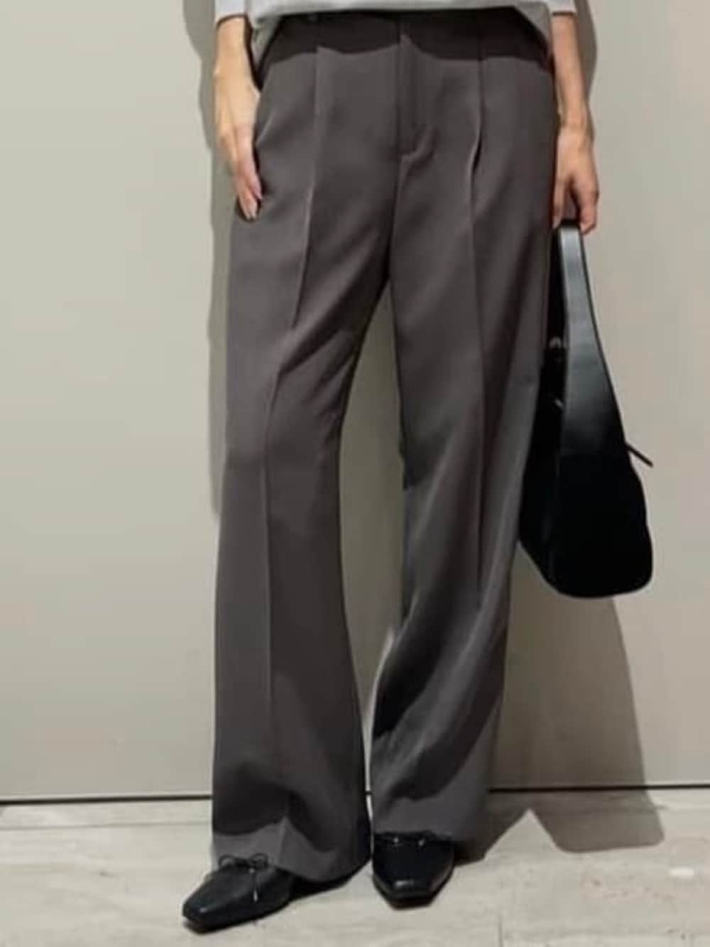 グレー系のその他パンツ、グレー系のTシャツ/カットソー、シルバー系のネックレスを着用したレディースの秋コーディネートの5枚目の写真
