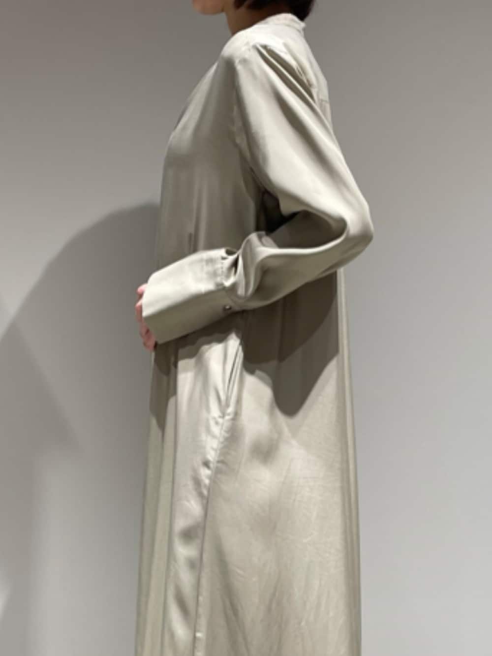 ベージュ系のワンピース、ホワイト系のタンクトップ、ホワイト系のその他パンツを着用したレディースの春コーディネートの4枚目の写真