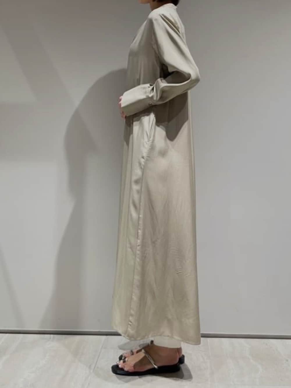 ベージュ系のワンピース、ホワイト系のタンクトップ、ホワイト系のその他パンツを着用したレディースの春コーディネートの5枚目の写真