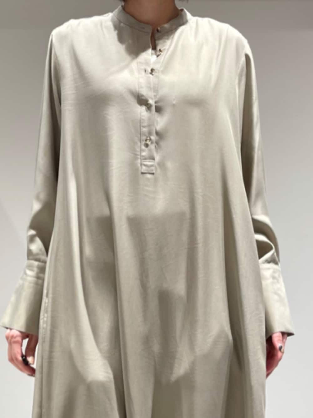 ベージュ系のワンピース、ホワイト系のタンクトップ、ホワイト系のその他パンツを着用したレディースの春コーディネートの3枚目の写真