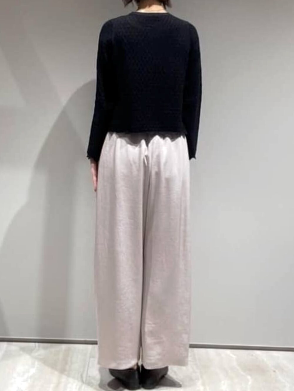 ブラック系のニット/セーター、ピンク系のその他パンツ、ゴールド系のネックレスを着用したレディースの秋コーディネートの7枚目の写真