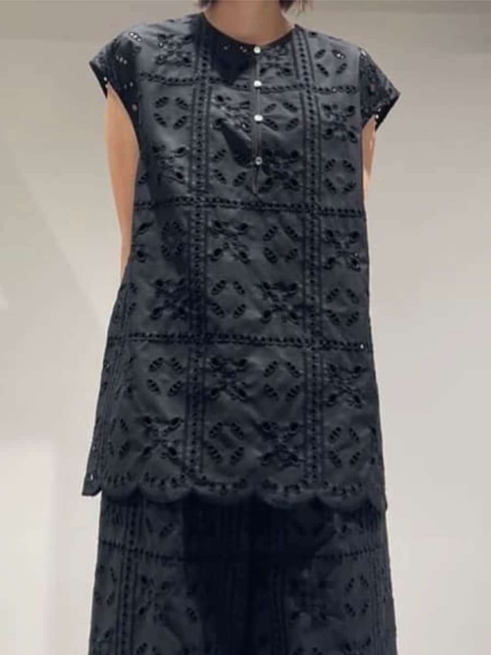 ブラック系のシャツ/ブラウス、ブラック系のその他パンツを着用したレディースの夏コーディネートの2枚目の写真