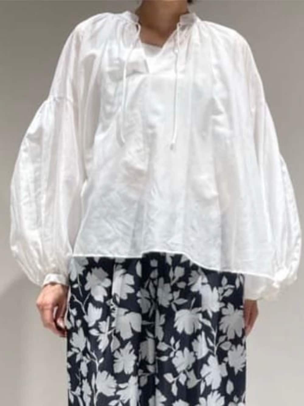 グレー系のその他パンツ、ホワイト系のシャツ/ブラウス、ホワイト系のタンクトップを着用したレディースの春コーディネートの3枚目の写真