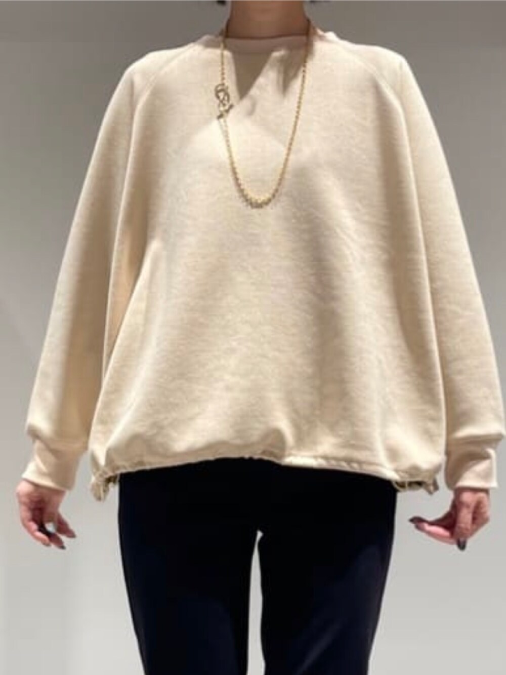 ブラック系のその他パンツ、ブラック系のダウンジャケット/コート、ベージュ系のスウェットを着用したレディースの冬コーディネートの9枚目の写真