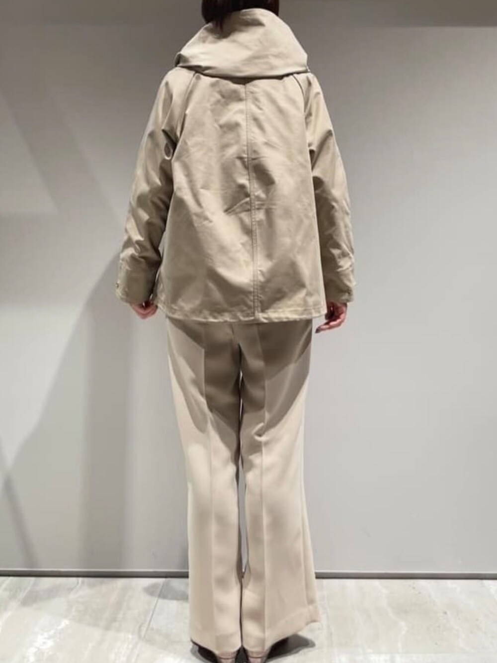 ベージュ系のブルゾン、ホワイト系のカーディガン/ボレロ、ベージュ系のその他パンツを着用したレディースの冬コーディネートの4枚目の写真